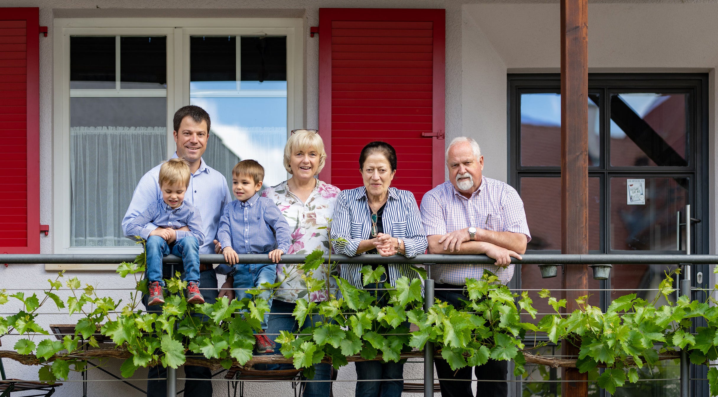Zu sehen ist Familie Zaiß auf dem kleinen Balkon vor dem Eingang zum Sonnen-Besen. V.l.n.r. Christian, Fabian, Alexander, Sonja, Gerlinde und Konrad Zaiß. Folgende persönliche Beschreibung dazu: Leute die Wein trinken, sehen einfach besser aus!
