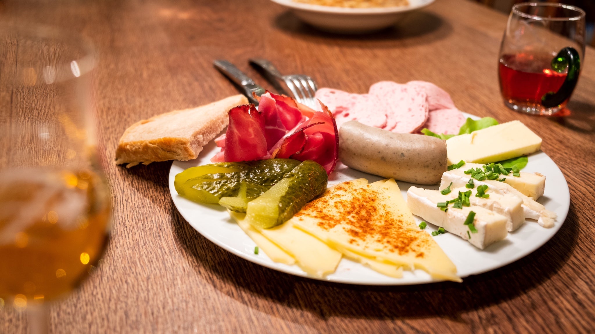 Vesperteller mit Rauchfleisch, Fleischkäse, Leberwurst, Brie und Emmentaler Käse