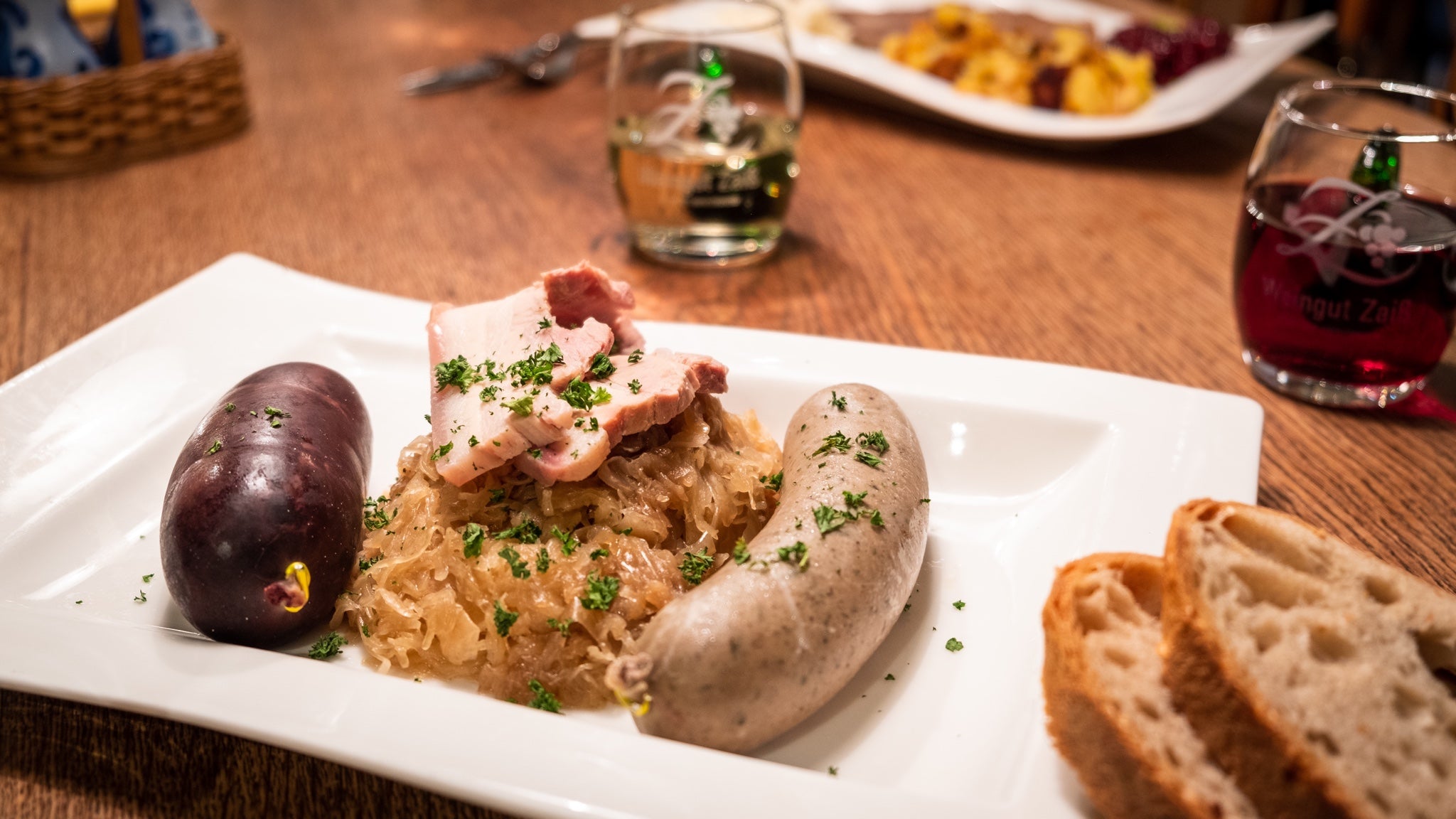 SCHLACHTPLATTE MIT GRIEBEN- & LEBERWURST, Schweinebauch auf Wein-Sauerkraut