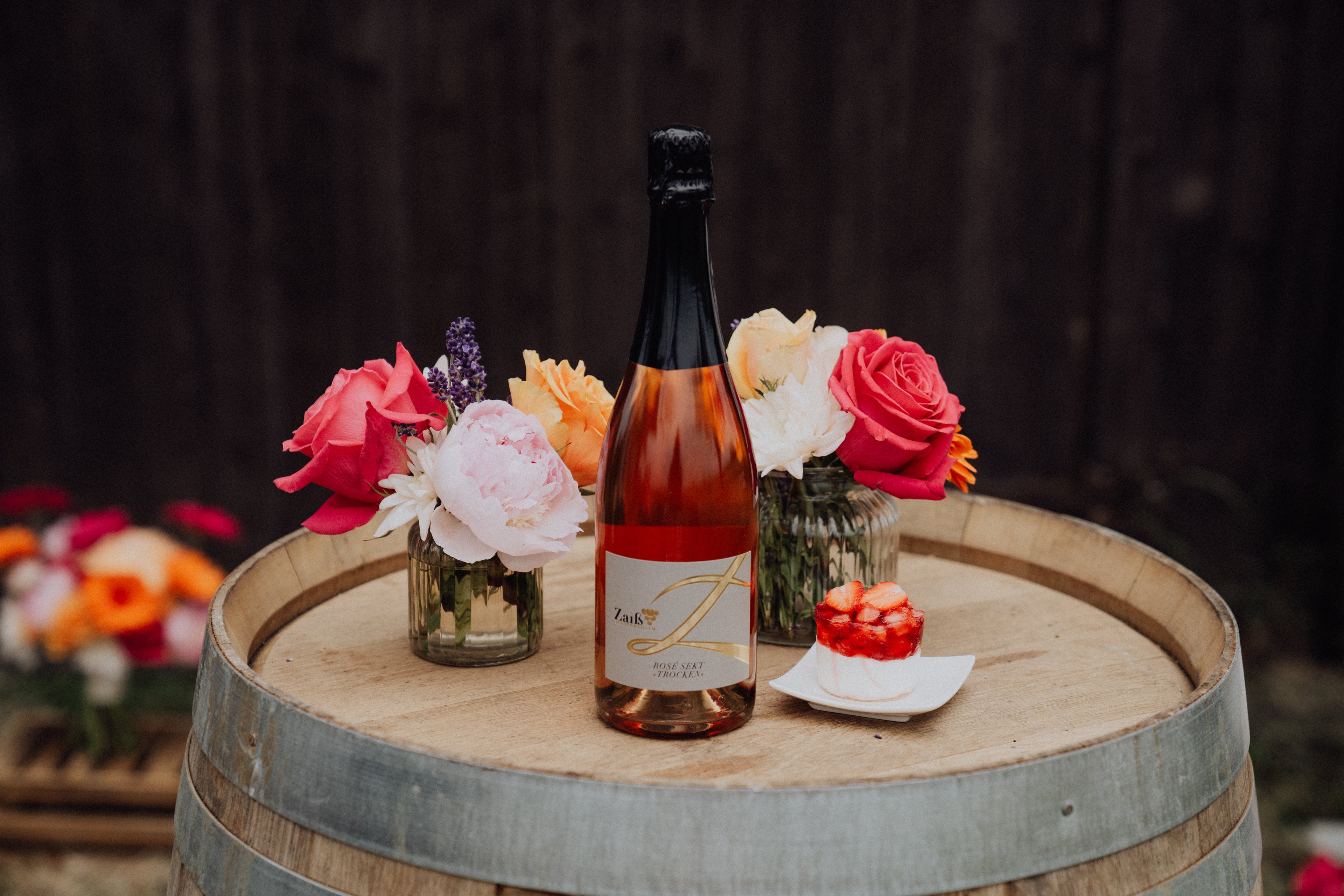 Rosé Sekt auf Weinfass | Sektkellerei Zaiß