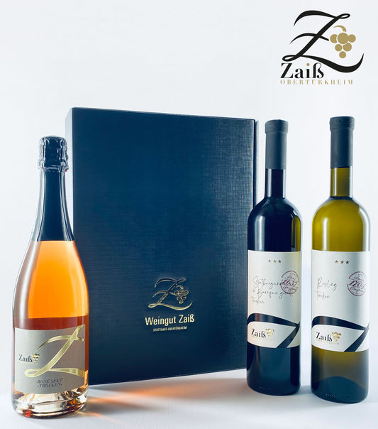 Premium Geschenk-Päckle Weinpaket. Darin enthalten: 1x "Anna Barbara 1704" Riesling *** QbA trocken -im Holzfass gereift-  1x "Hanß Christian 1657" Spätburgunder *** QbA trocken -Barrique-  1x Rosé Sekt trocken  1x attraktive Geschenkverpackung in Schwarz